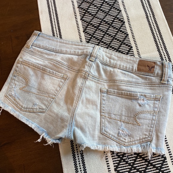 American Eagle light wash shortie - Picture 2 of 3